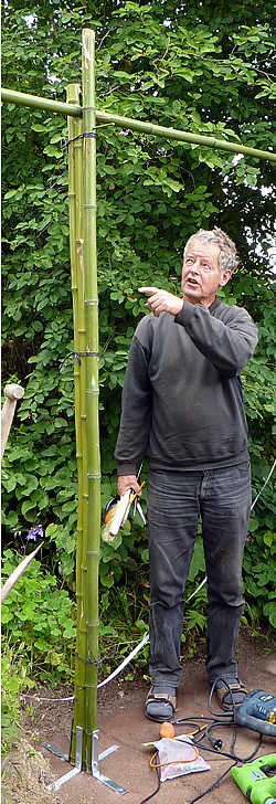 Bouwen met bamboestokken in de botanische tuin De Groene Prins