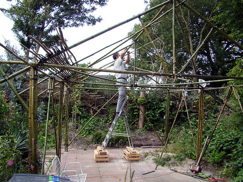 het geraamte van de carport