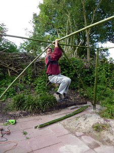 bouwen met bamboestokken uit de botanische tuin "De Groene Prins" geeft sterke constructies